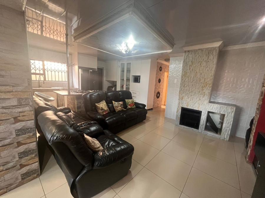 4 Bedroom Property for Sale in Protea Glen Gauteng