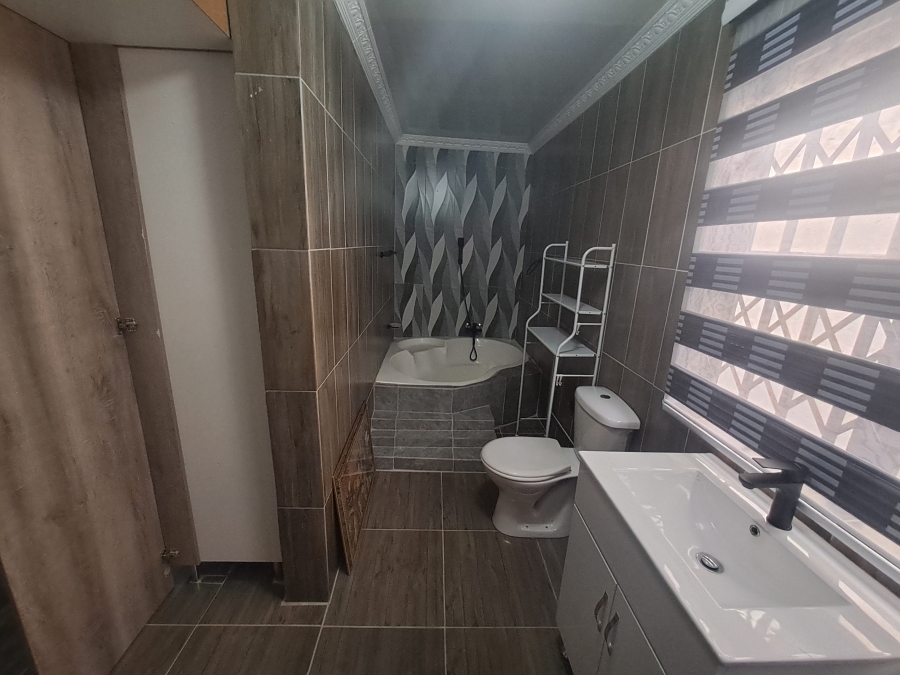 4 Bedroom Property for Sale in Protea Glen Gauteng