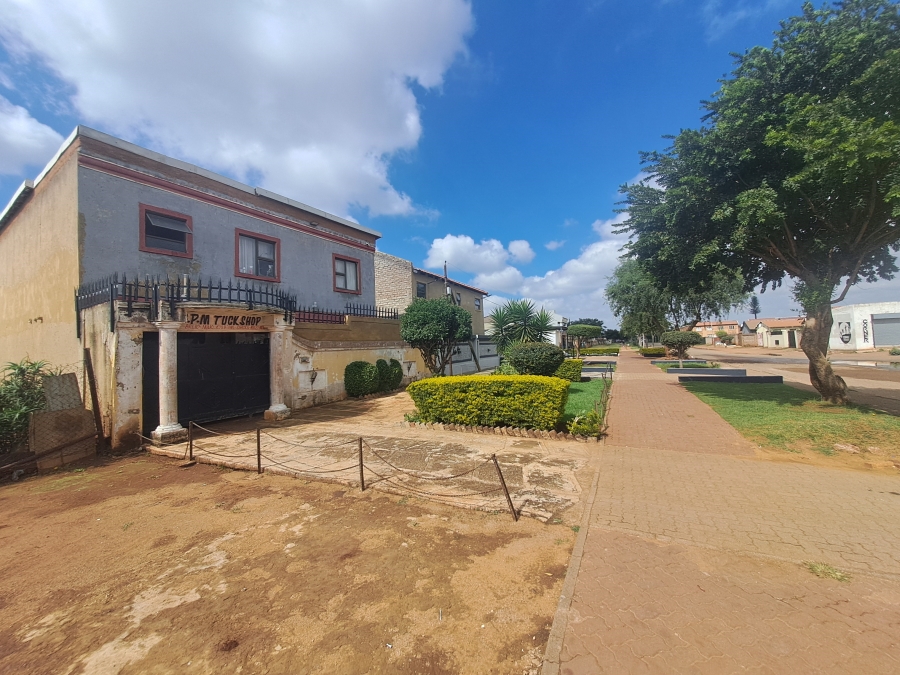 4 Bedroom Property for Sale in Protea Glen Gauteng