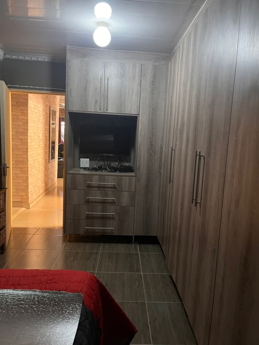 4 Bedroom Property for Sale in Protea Glen Gauteng