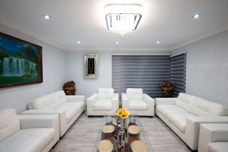 7 Bedroom Property for Sale in Eldoraigne Gauteng