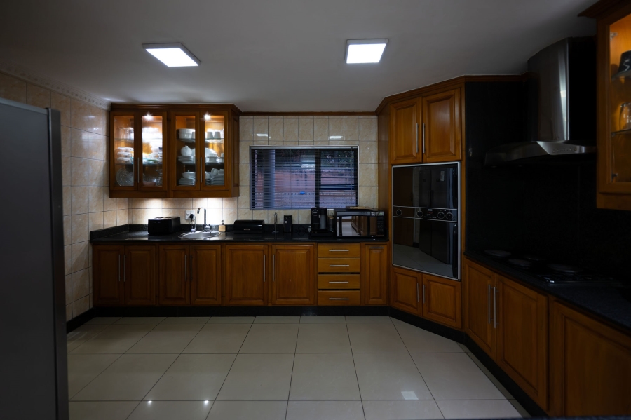 7 Bedroom Property for Sale in Eldoraigne Gauteng