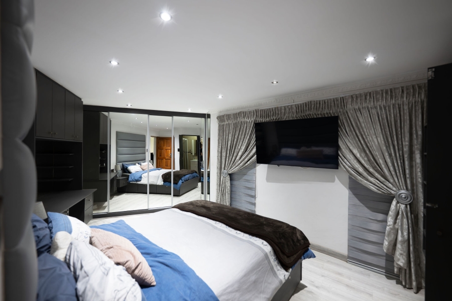 7 Bedroom Property for Sale in Eldoraigne Gauteng