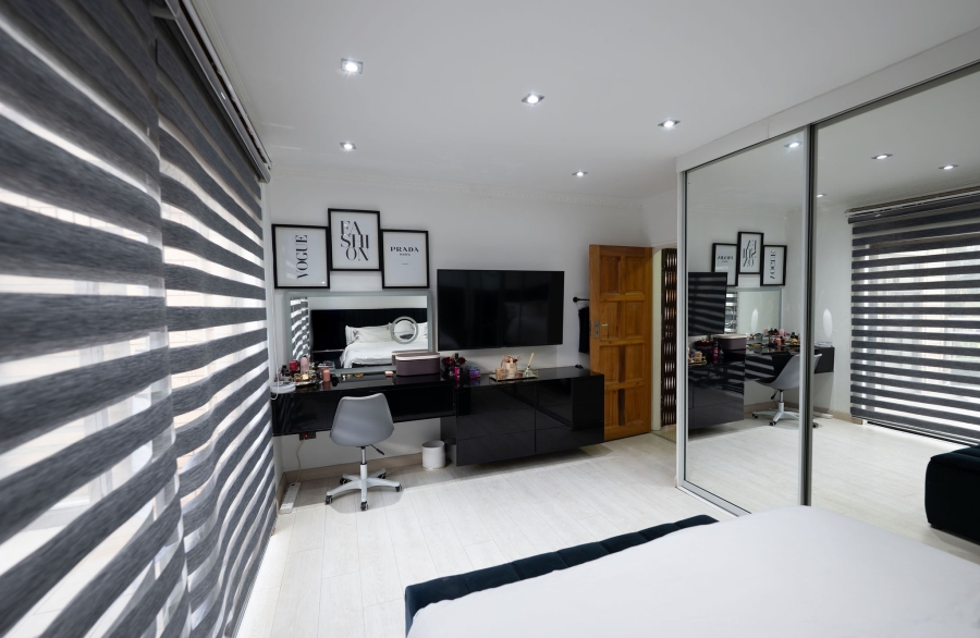 7 Bedroom Property for Sale in Eldoraigne Gauteng