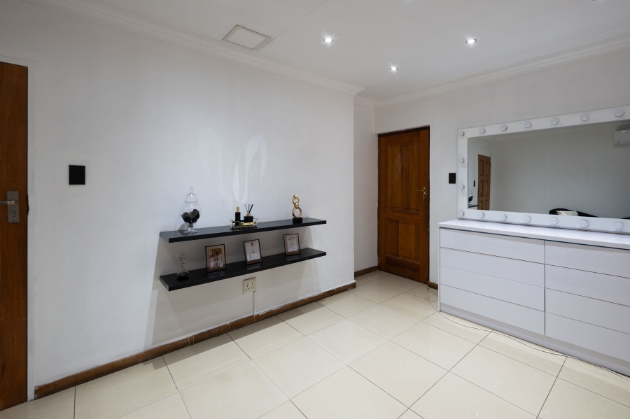 7 Bedroom Property for Sale in Eldoraigne Gauteng
