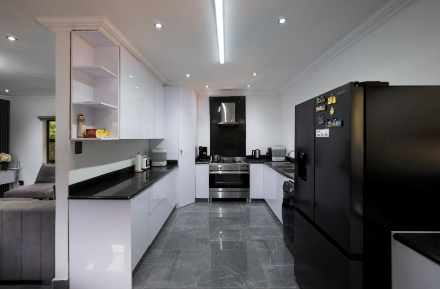7 Bedroom Property for Sale in Eldoraigne Gauteng