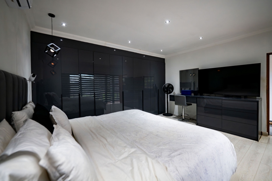 7 Bedroom Property for Sale in Eldoraigne Gauteng