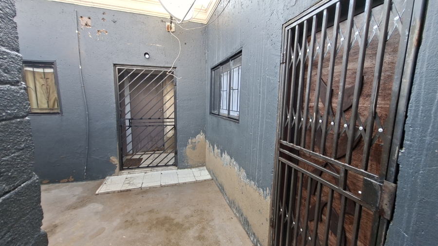 4 Bedroom Property for Sale in Tshepisong Gauteng
