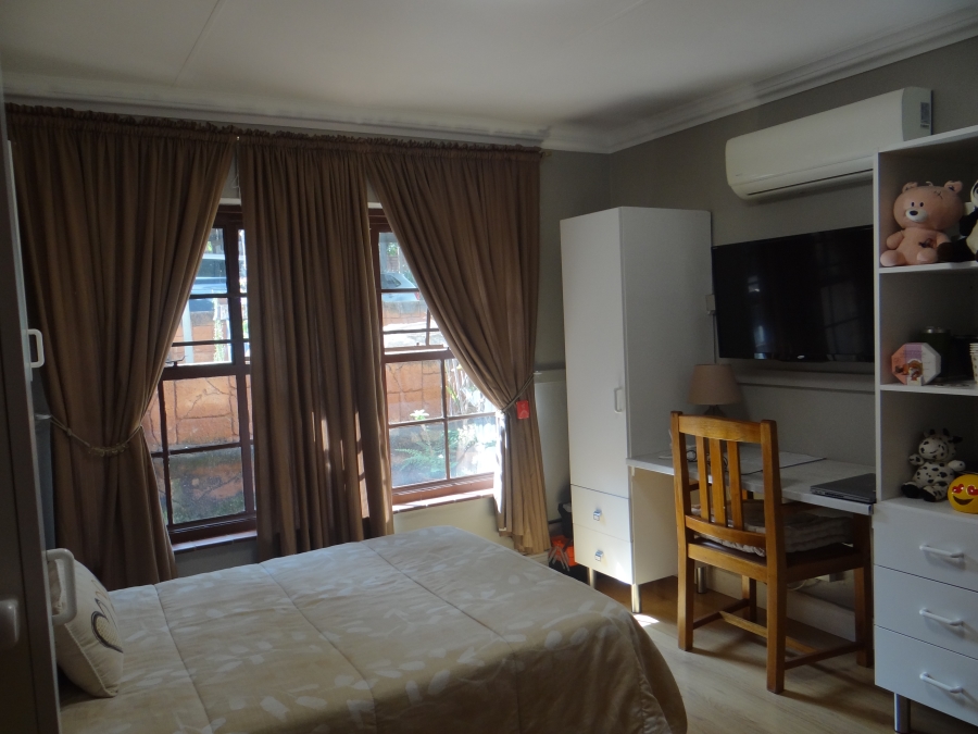 3 Bedroom Property for Sale in Mountain View Gauteng