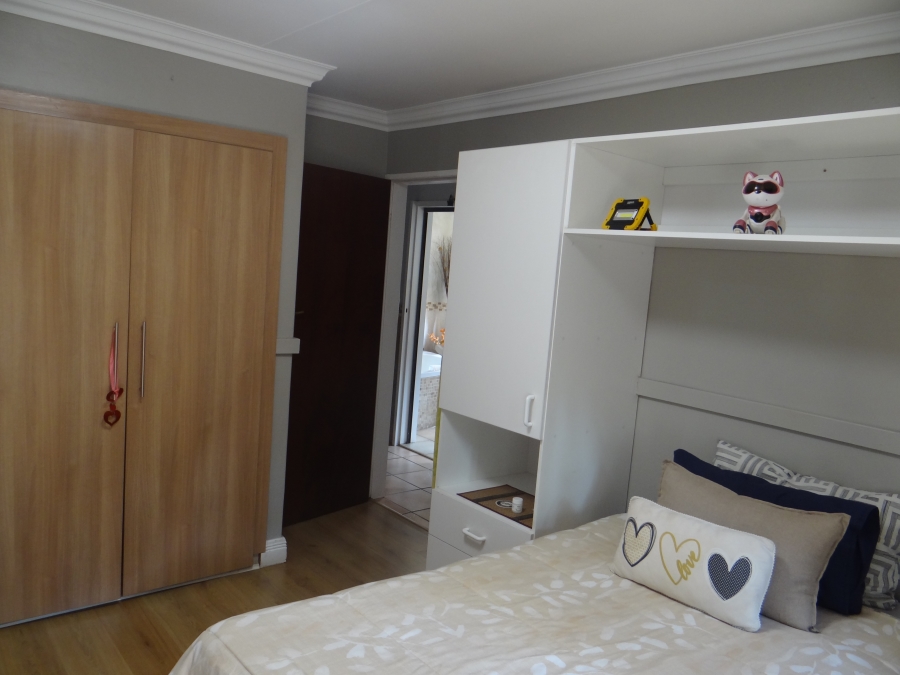 3 Bedroom Property for Sale in Mountain View Gauteng