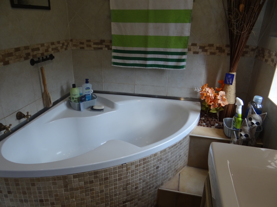 3 Bedroom Property for Sale in Mountain View Gauteng