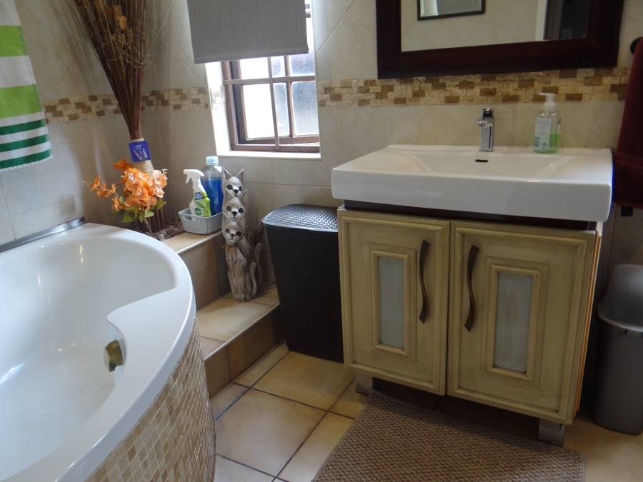 3 Bedroom Property for Sale in Mountain View Gauteng