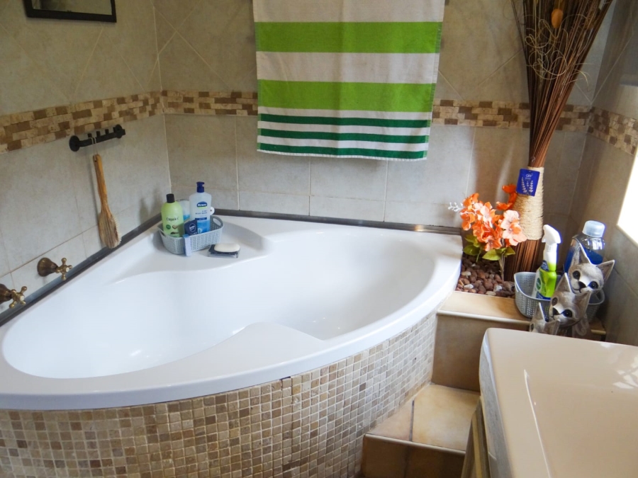 3 Bedroom Property for Sale in Mountain View Gauteng