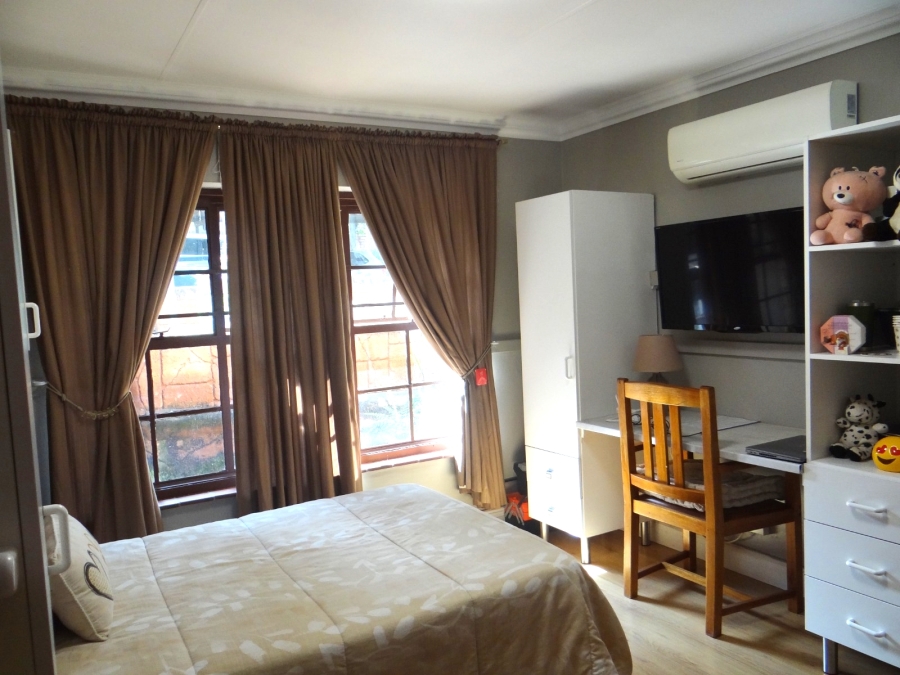 3 Bedroom Property for Sale in Mountain View Gauteng