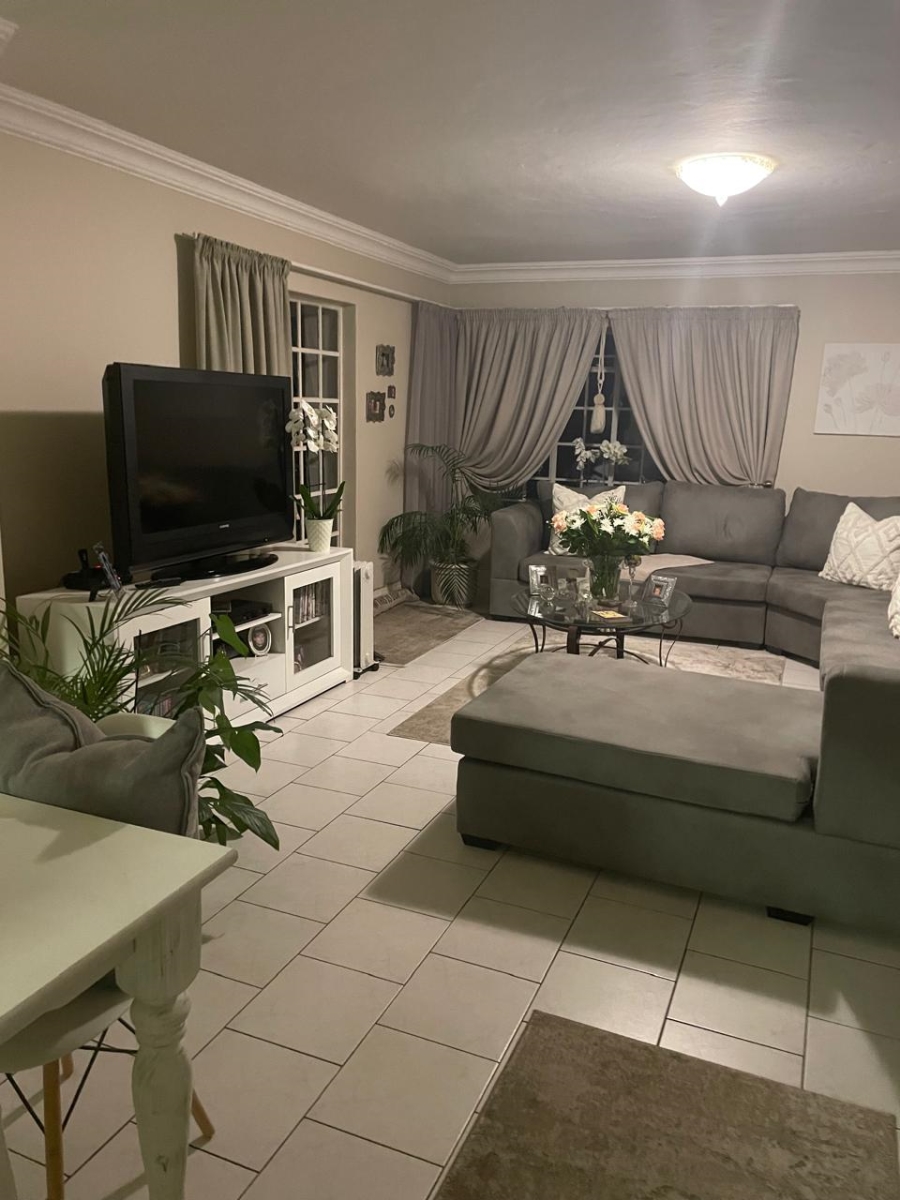 2 Bedroom Property for Sale in Die Hoewes Gauteng