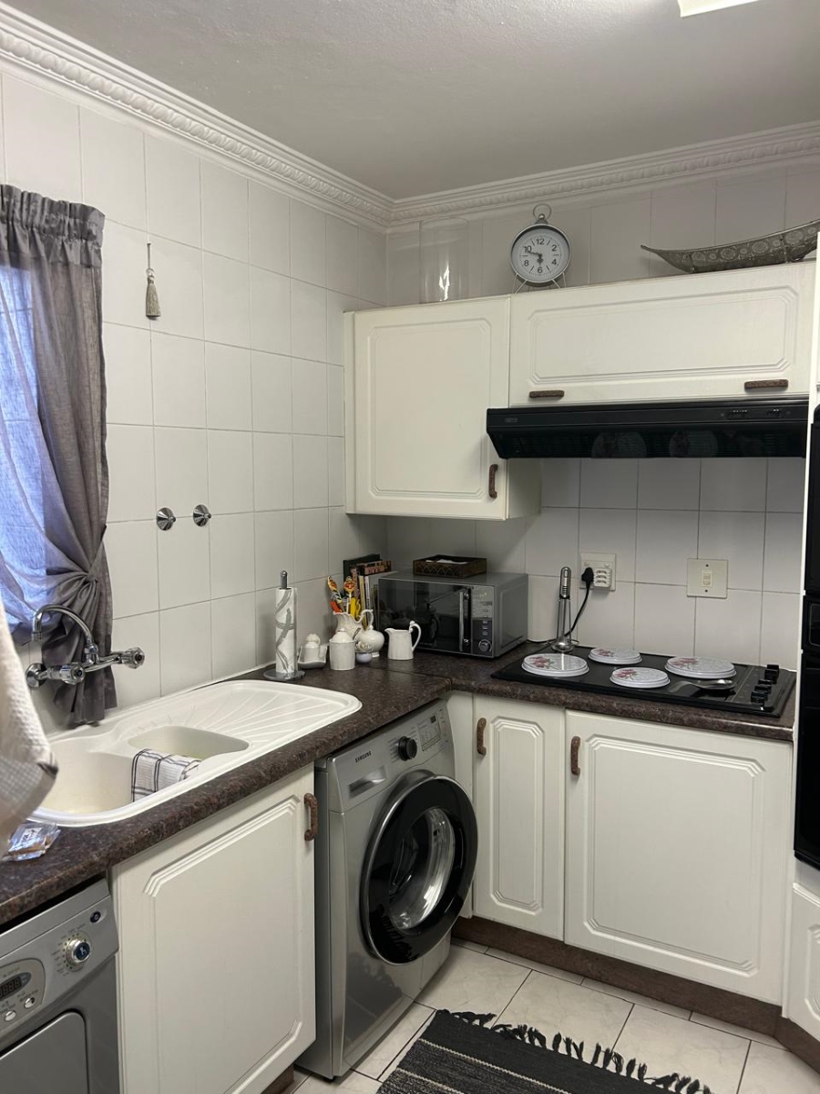 2 Bedroom Property for Sale in Die Hoewes Gauteng