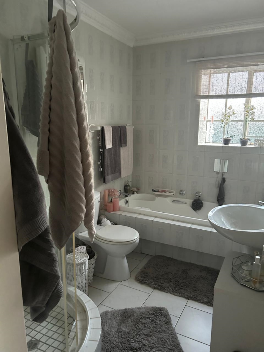 2 Bedroom Property for Sale in Die Hoewes Gauteng