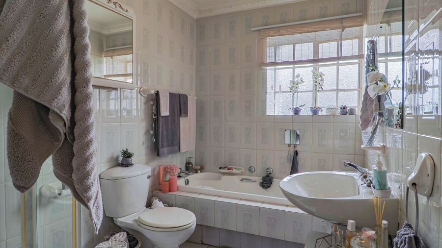 2 Bedroom Property for Sale in Die Hoewes Gauteng