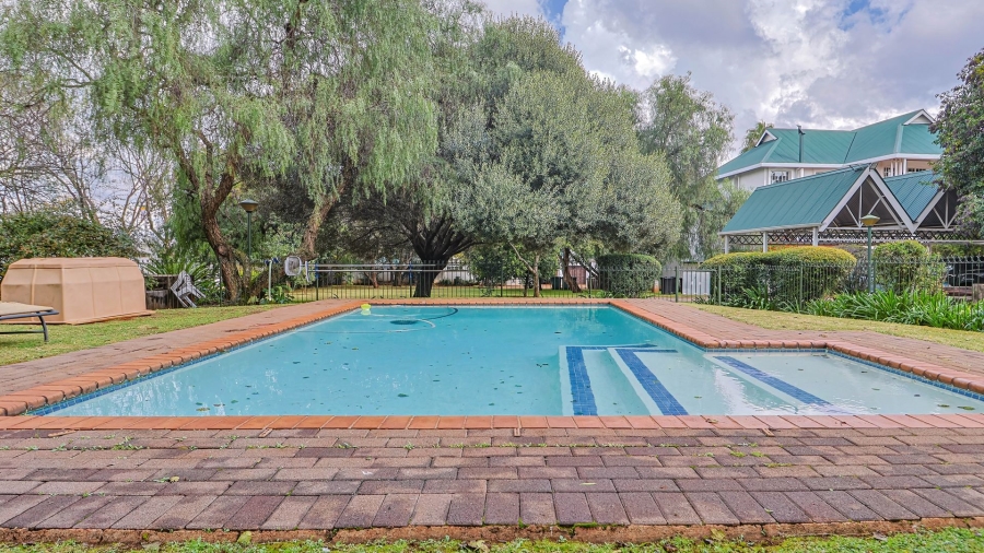 2 Bedroom Property for Sale in Die Hoewes Gauteng