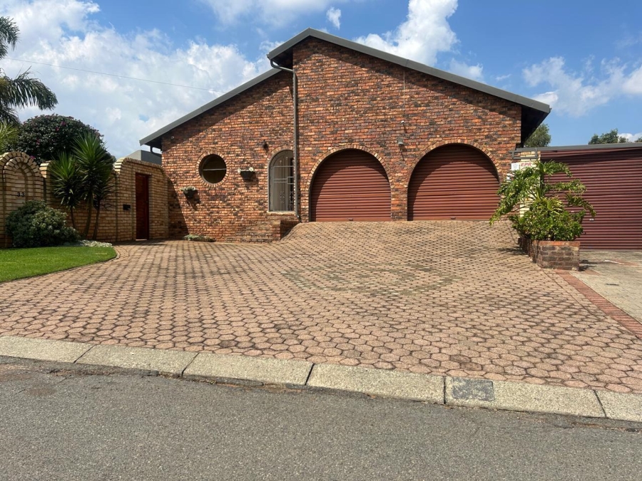 5 Bedroom Property for Sale in Greenhills Gauteng