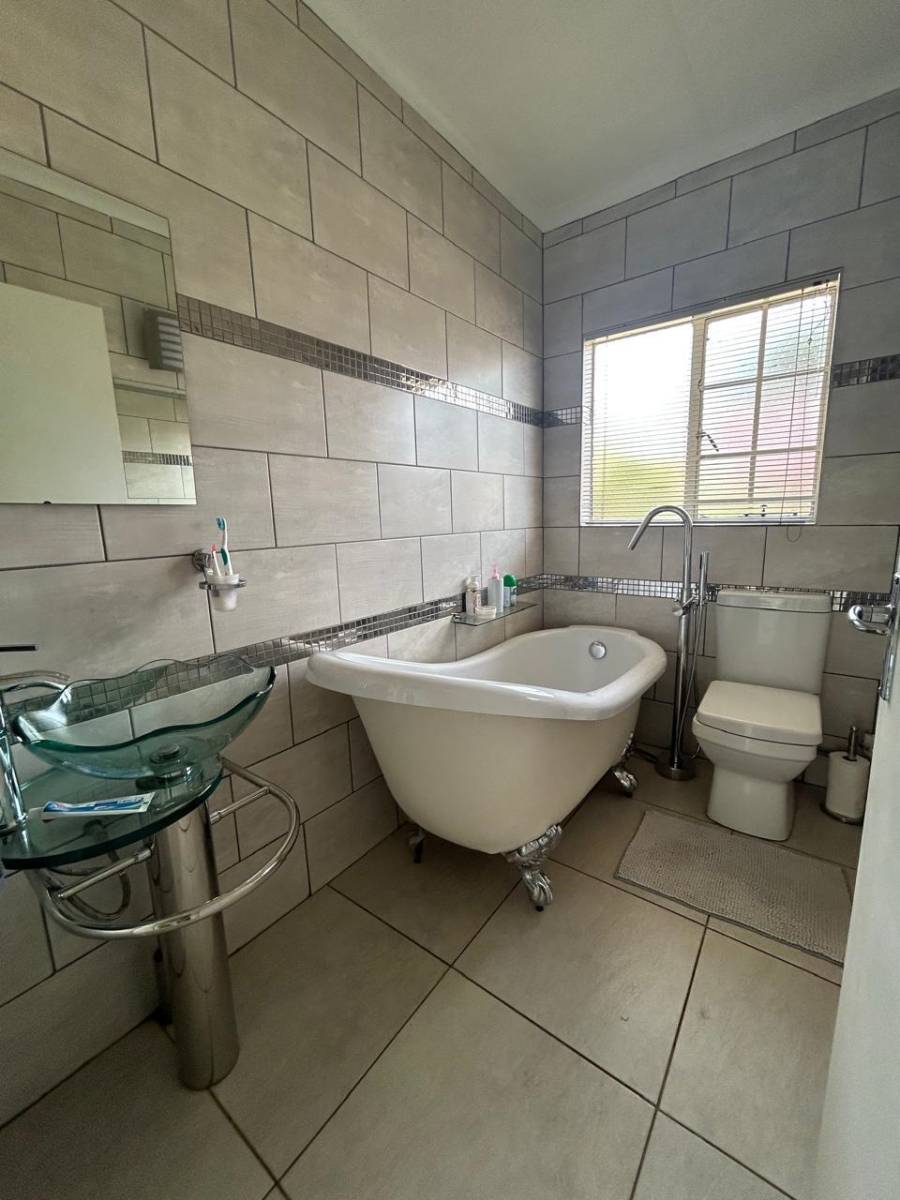 5 Bedroom Property for Sale in Greenhills Gauteng