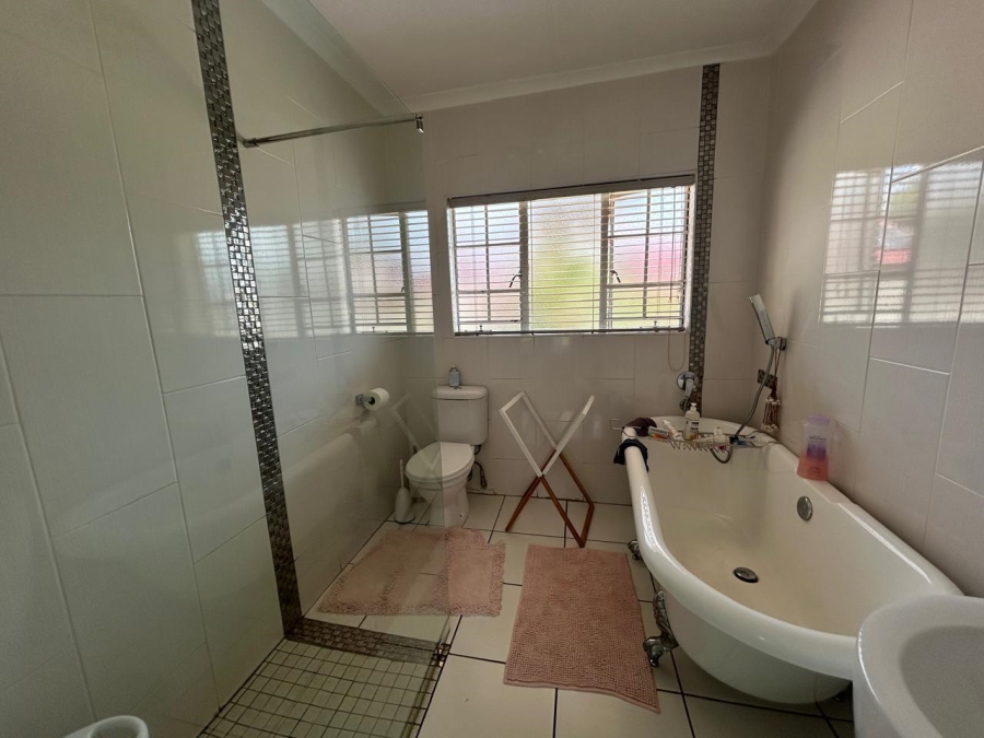 5 Bedroom Property for Sale in Greenhills Gauteng