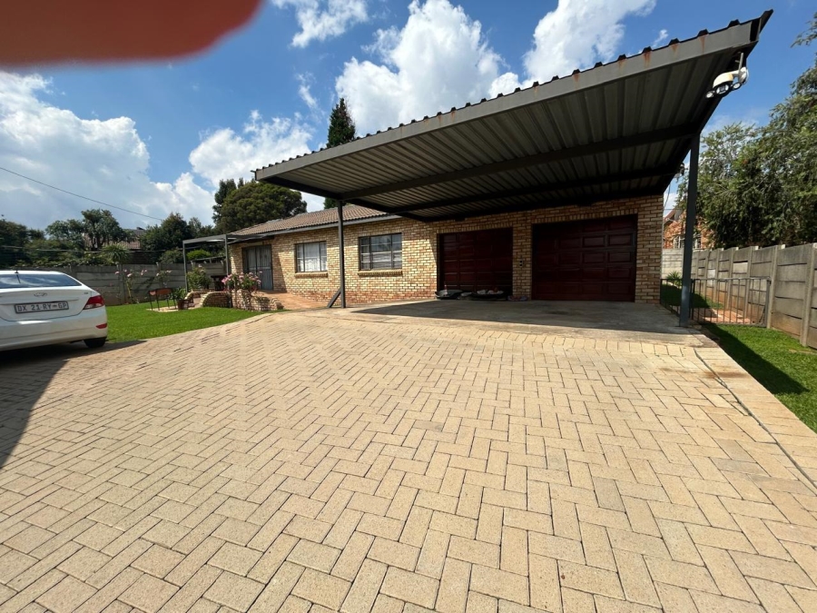 5 Bedroom Property for Sale in Greenhills Gauteng