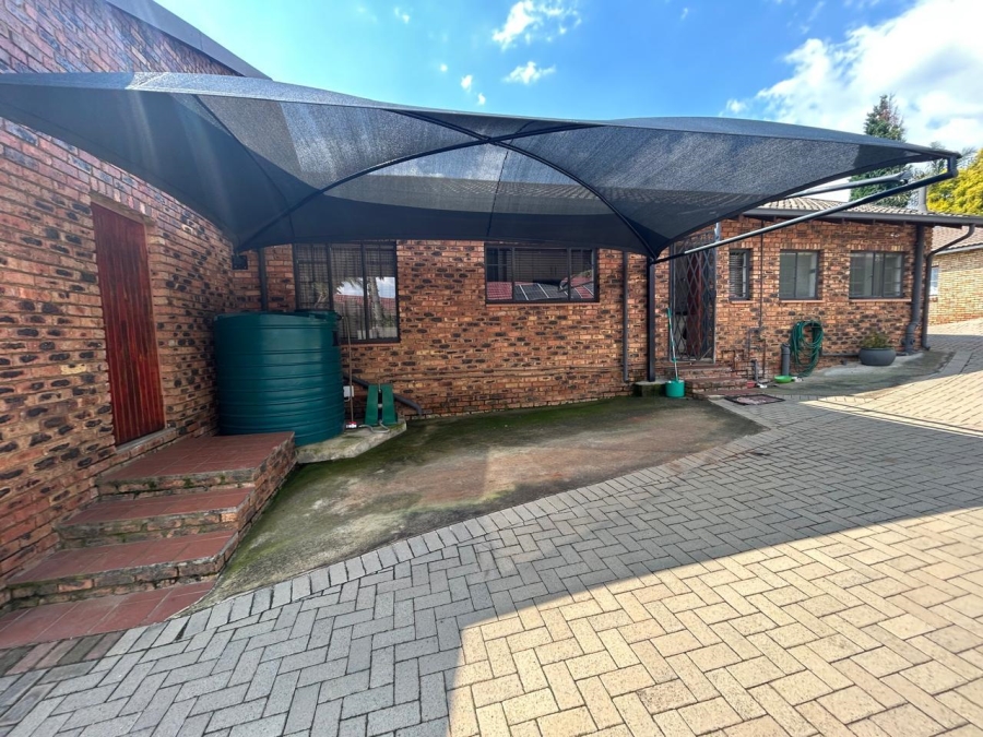 5 Bedroom Property for Sale in Greenhills Gauteng