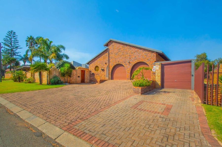 5 Bedroom Property for Sale in Greenhills Gauteng