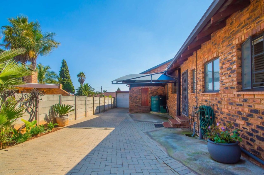 5 Bedroom Property for Sale in Greenhills Gauteng