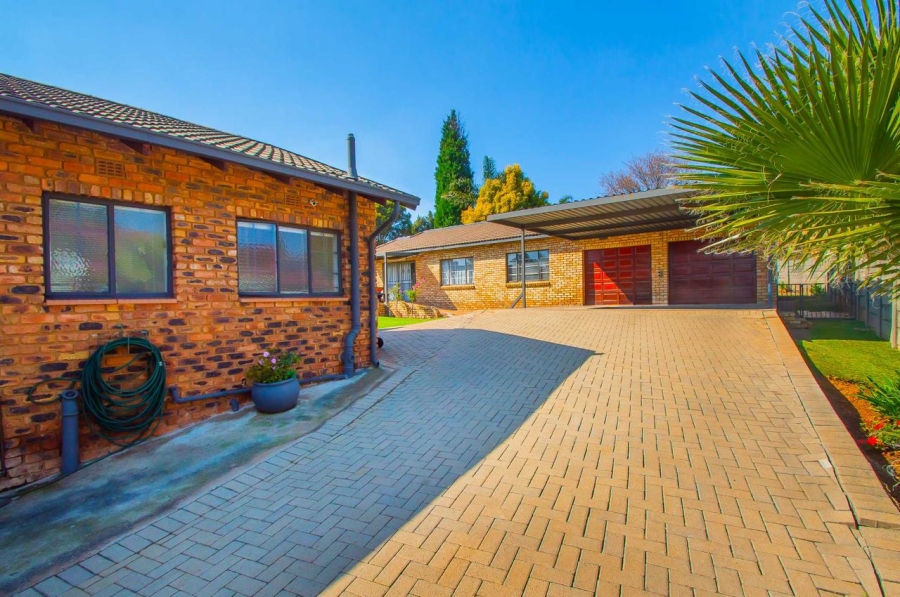5 Bedroom Property for Sale in Greenhills Gauteng