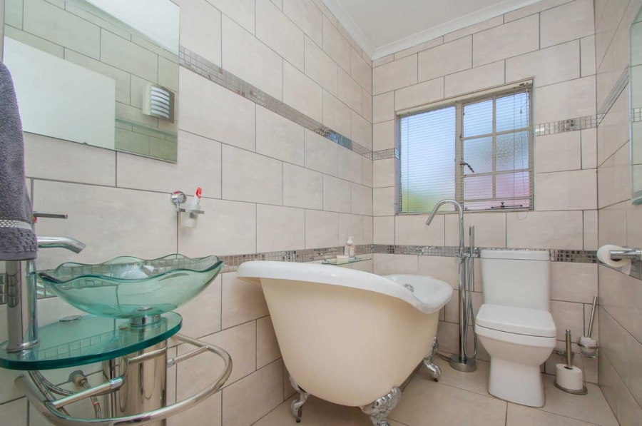 5 Bedroom Property for Sale in Greenhills Gauteng