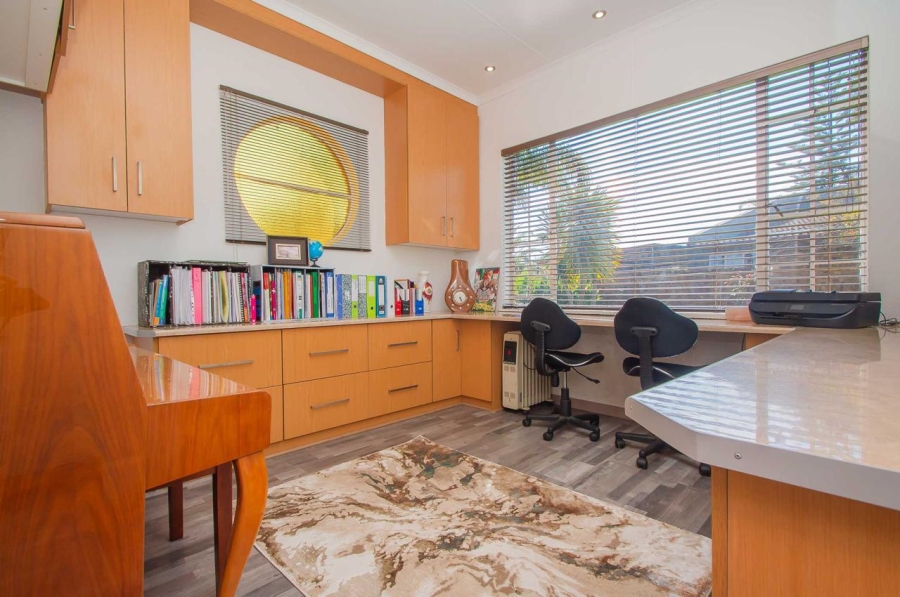 5 Bedroom Property for Sale in Greenhills Gauteng