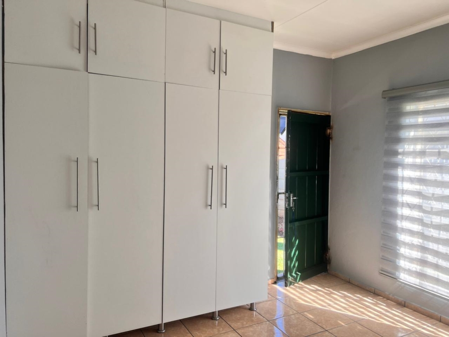 To Let 1 Bedroom Property for Rent in Brackenhurst Gauteng
