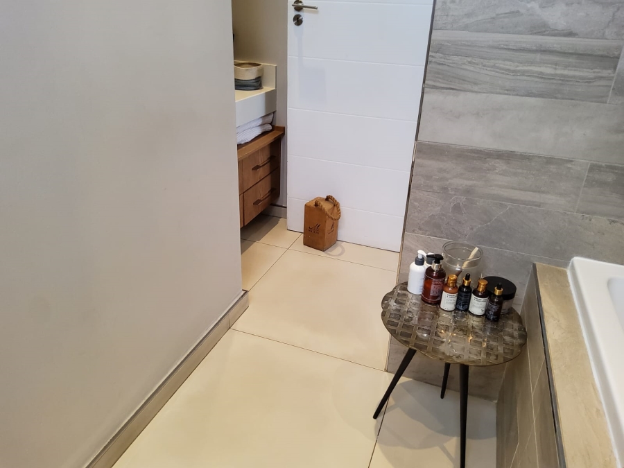 To Let 2 Bedroom Property for Rent in Illovo Gauteng