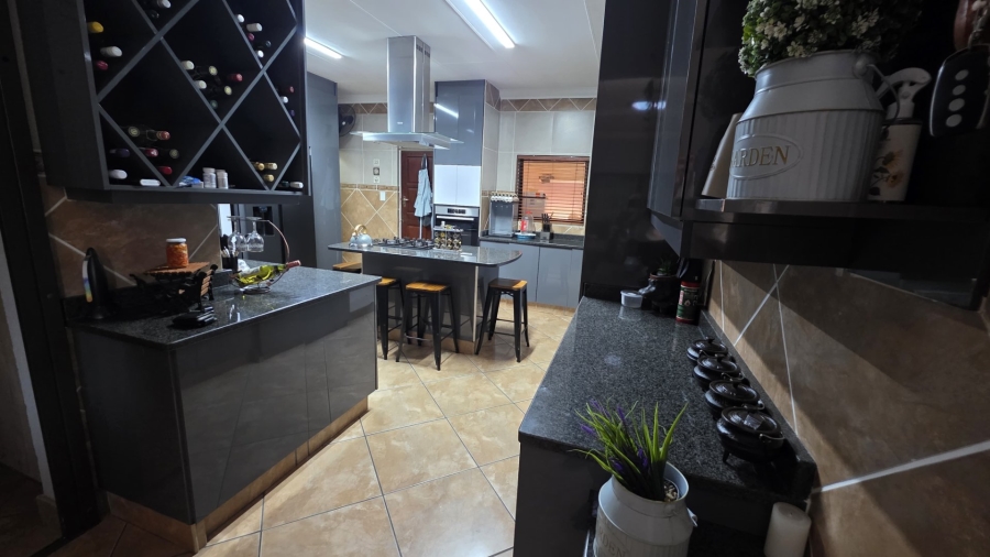 5 Bedroom Property for Sale in Bougainvillea Estate Gauteng