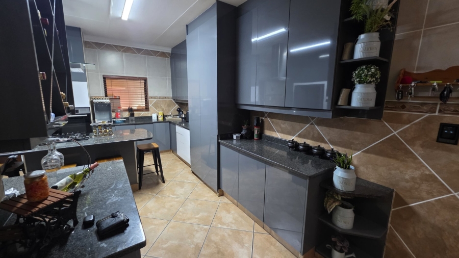 5 Bedroom Property for Sale in Bougainvillea Estate Gauteng