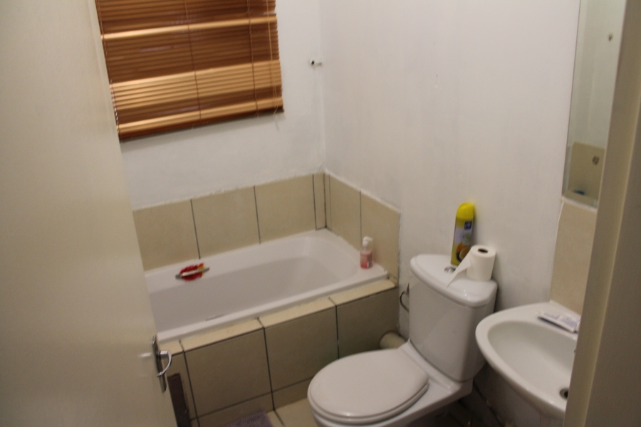 2 Bedroom Property for Sale in Towerby Gauteng