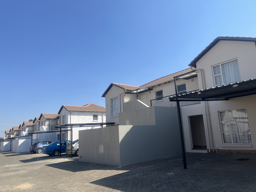 2 Bedroom Property for Sale in Albertsdal Gauteng