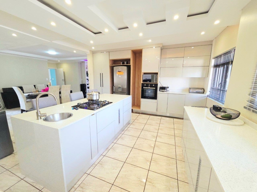 6 Bedroom Property for Sale in Noordwyk Gauteng