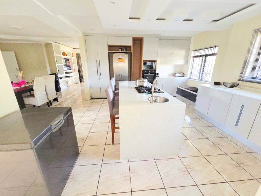6 Bedroom Property for Sale in Noordwyk Gauteng