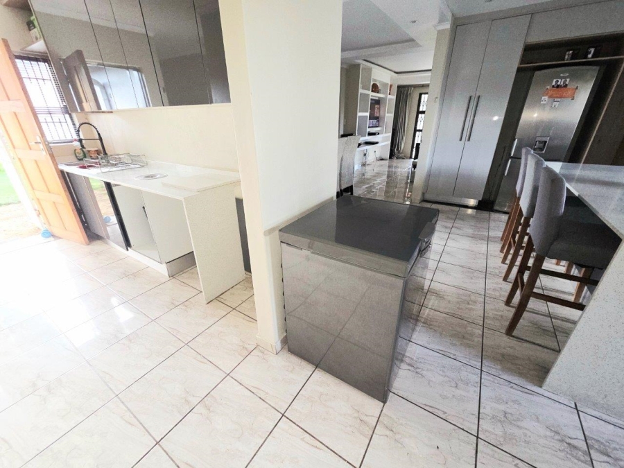 6 Bedroom Property for Sale in Noordwyk Gauteng