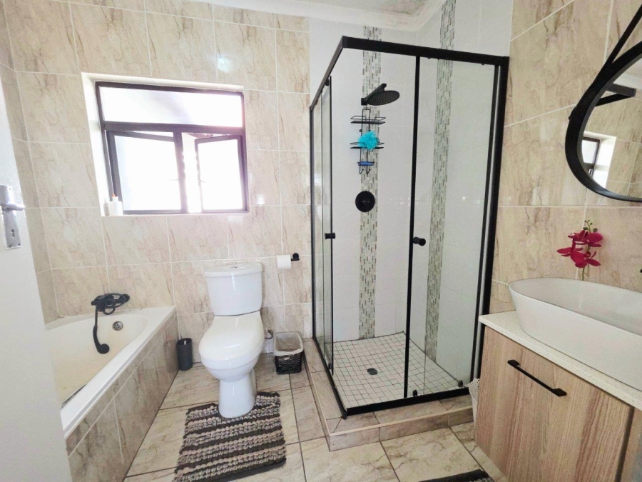 6 Bedroom Property for Sale in Noordwyk Gauteng