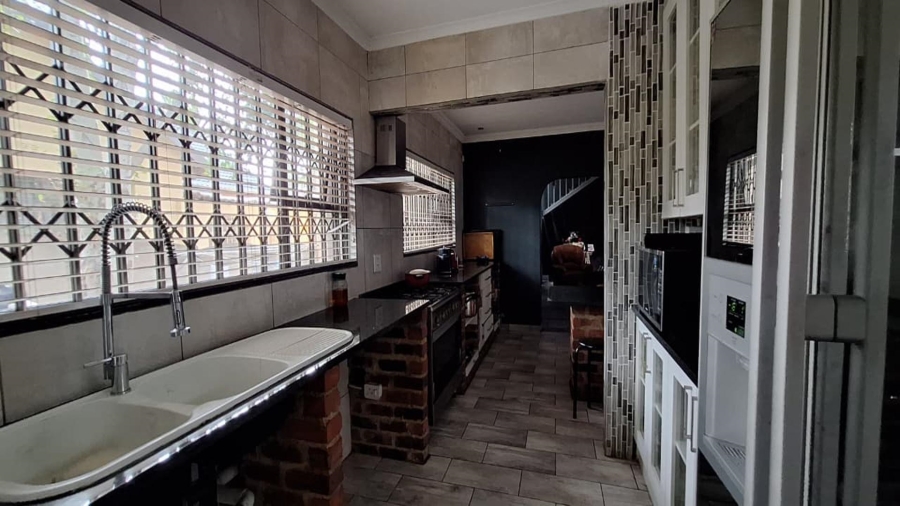 4 Bedroom Property for Sale in Glen Marais Gauteng