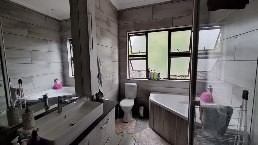 4 Bedroom Property for Sale in Glen Marais Gauteng