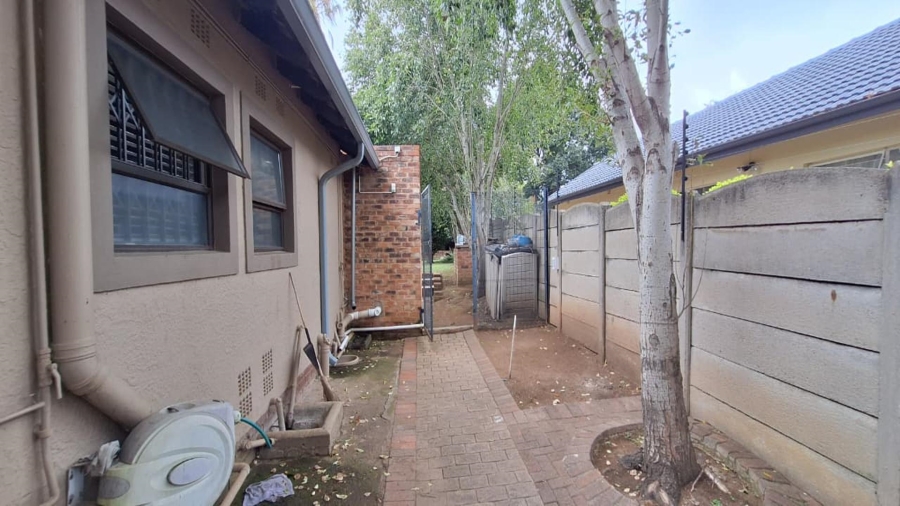 4 Bedroom Property for Sale in Glen Marais Gauteng