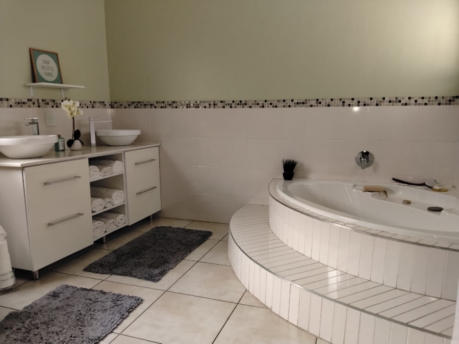 4 Bedroom Property for Sale in Helderwyk Gauteng