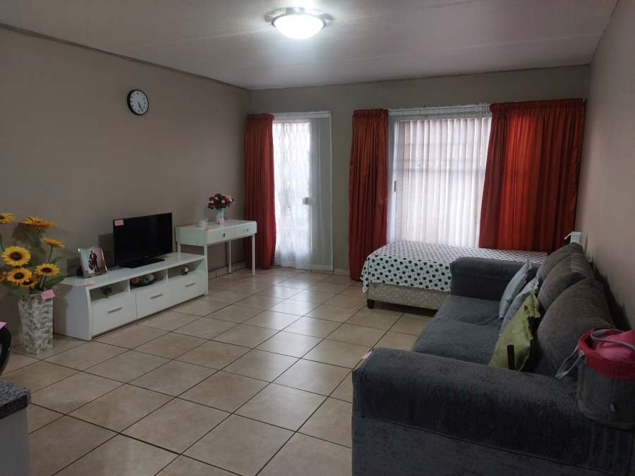 1 Bedroom Property for Sale in Die Hoewes Gauteng