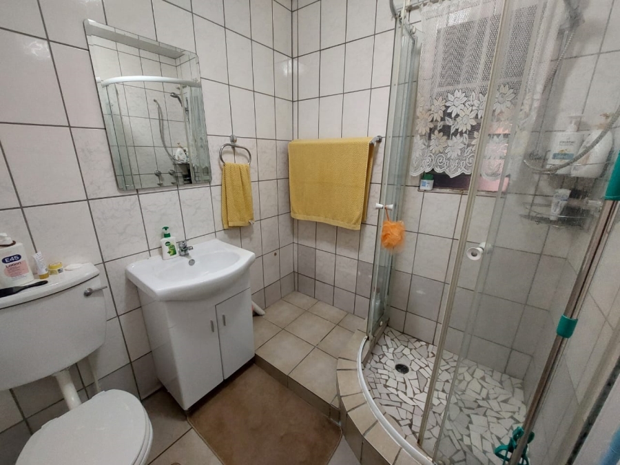 1 Bedroom Property for Sale in Die Hoewes Gauteng
