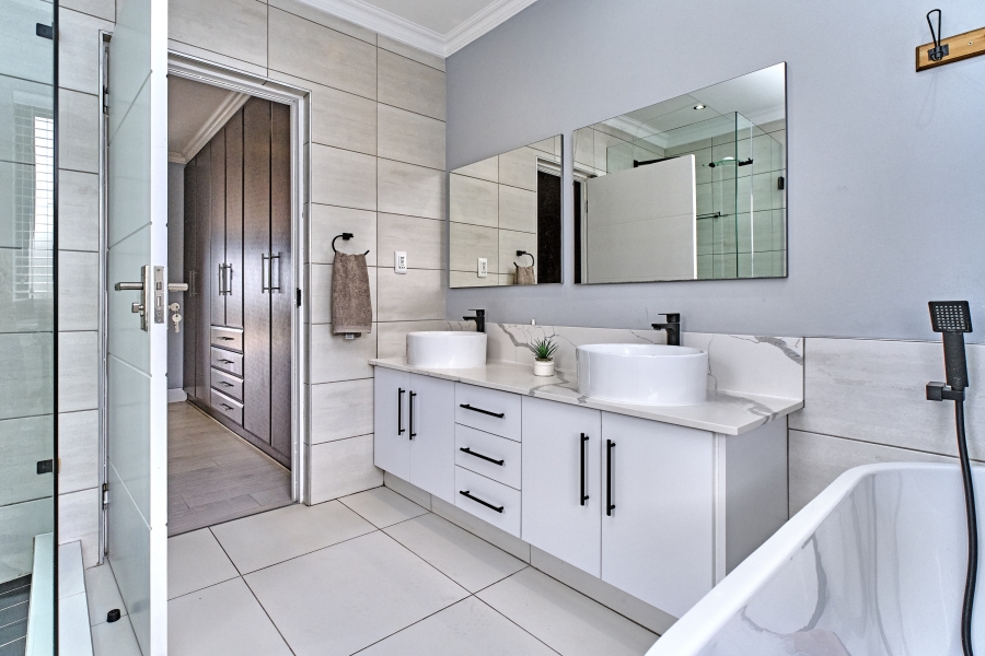 4 Bedroom Property for Sale in Greenstone Hill Gauteng